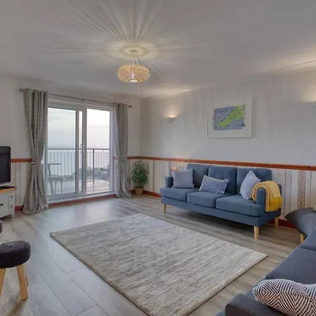 Holiday home Large House With Panoramic Sea Views & Parking